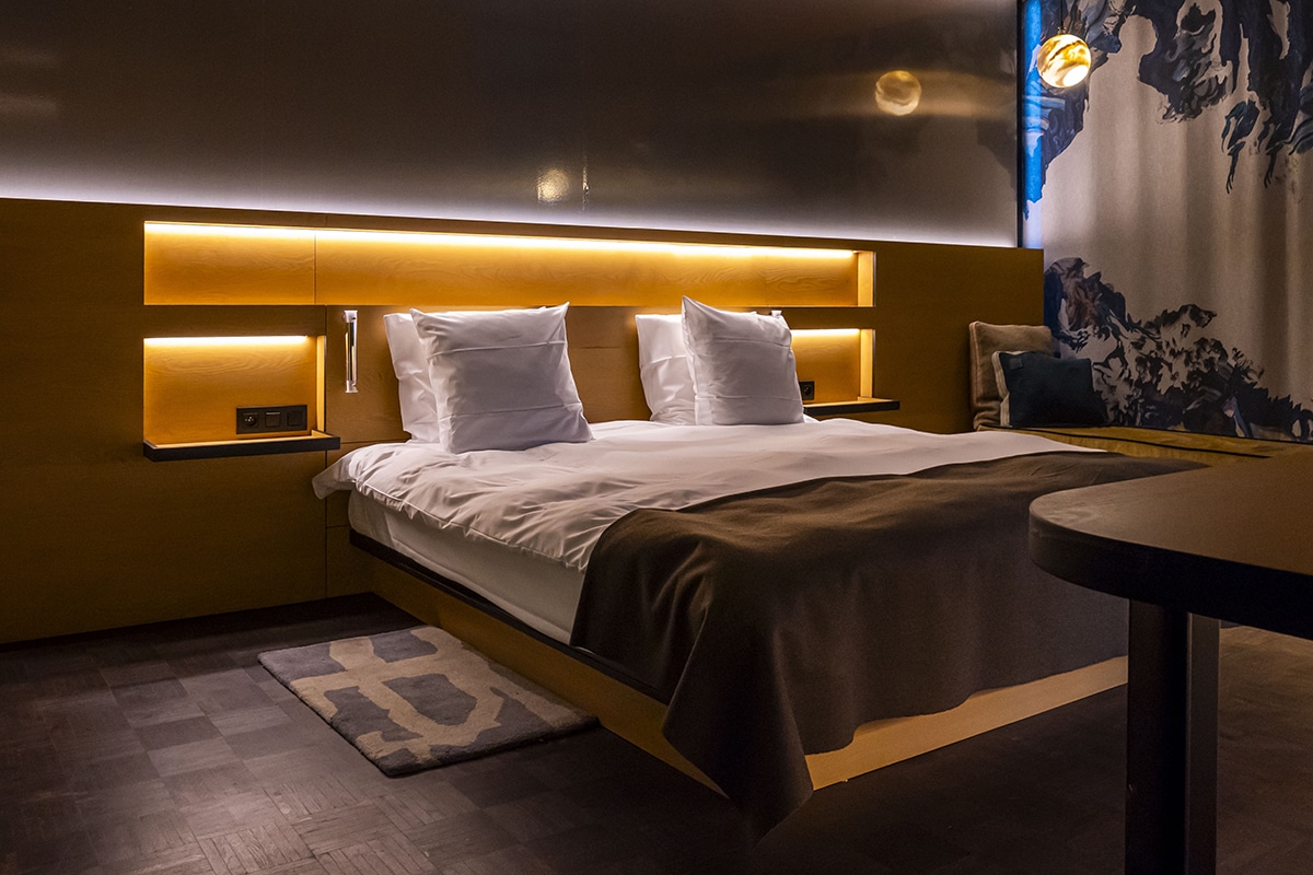 Moderne slaapkamer met sfeervolle verlichting.