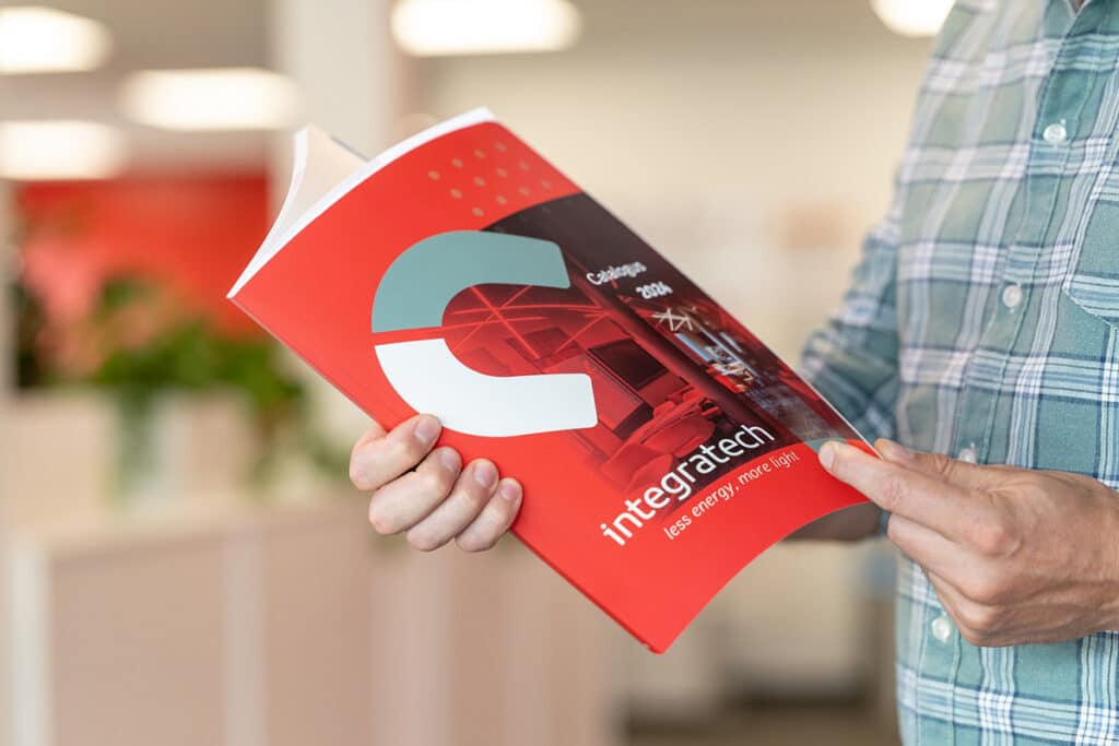 Persoon met catalogus in handen
