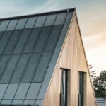 Moderne woning met zonnepanelen op dak.
