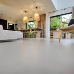 Moderne woonkamer met natuurlijke elementen.