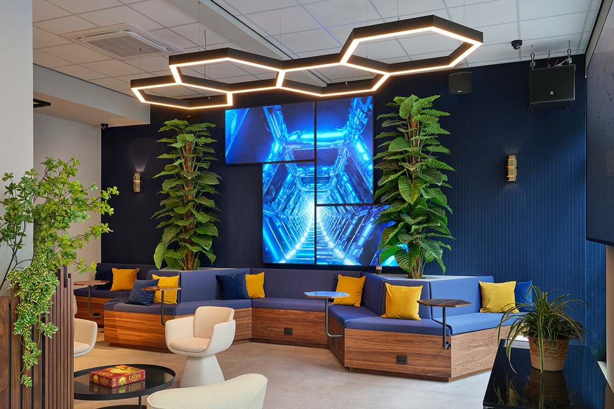 Moderne lounge met planten en schermen