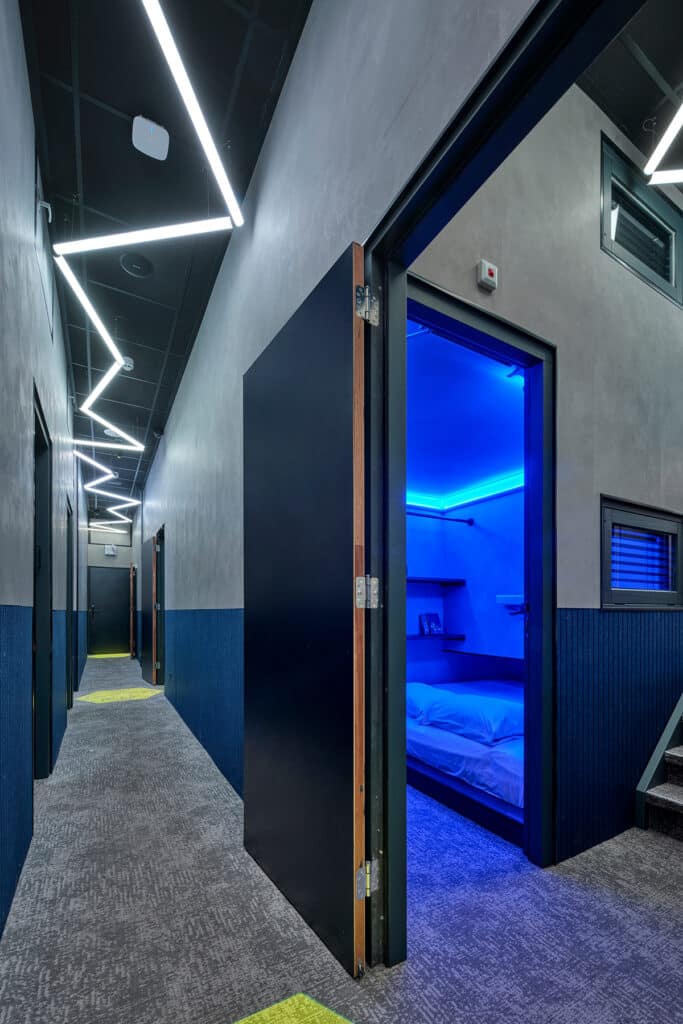 Licht, beeld en geluid versterken wow-factor in The Hyve Capsule Hostel 2