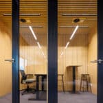Moderne vergaderruimte met houten wanden.
