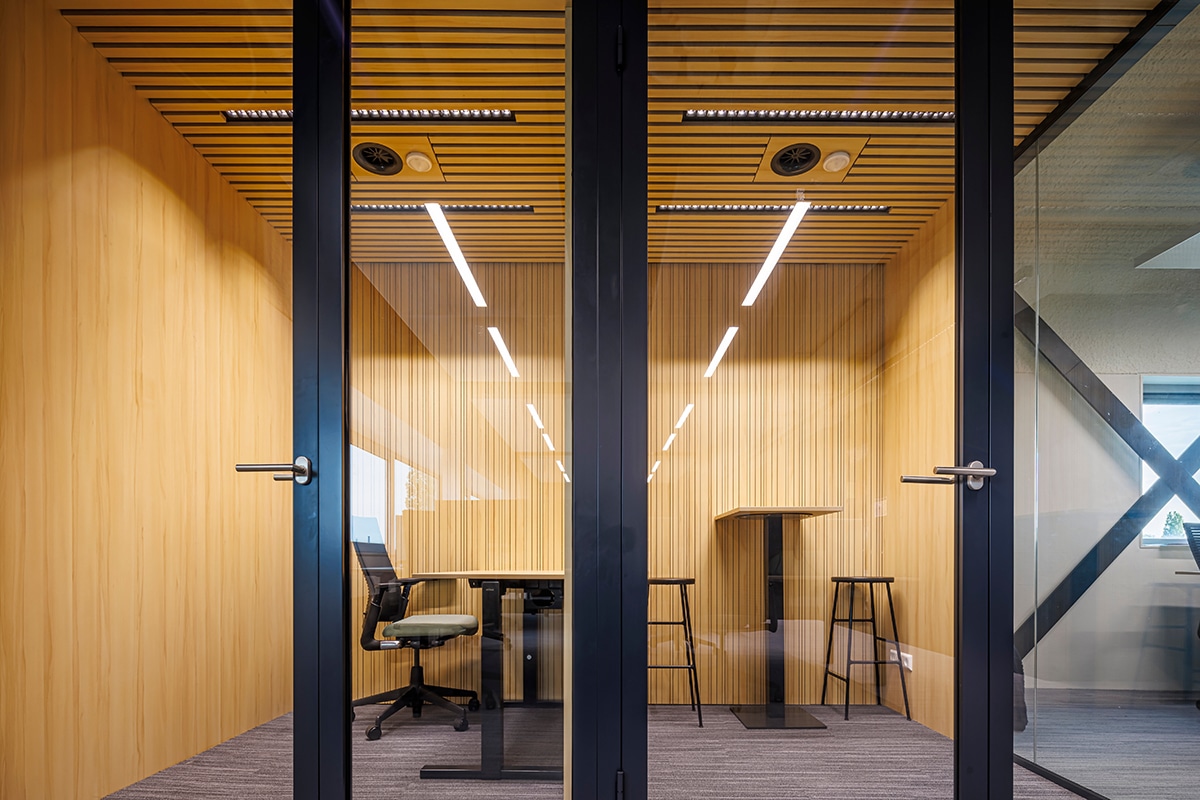 Moderne vergaderruimte met houten wanden.