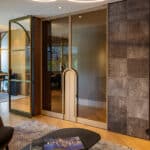 Moderne woonkamer met elegante indeling.