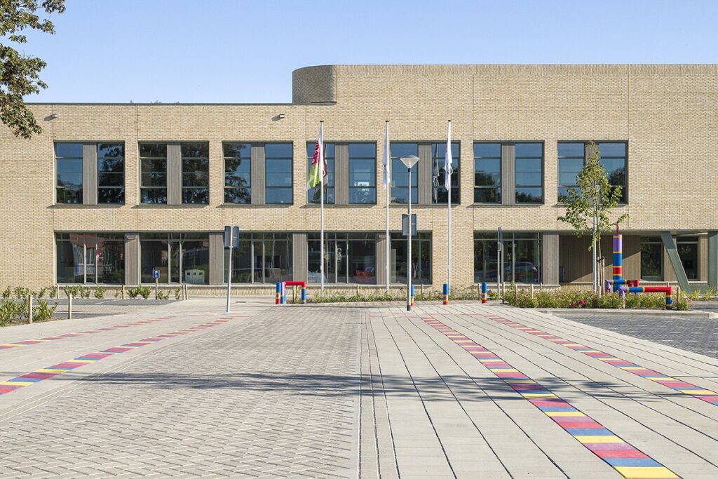 Slanke aluminium ramen met steel look versterken esthetiek van nieuw kindcentrum
