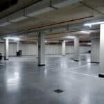 Lege parkeergarage met enkele auto's.