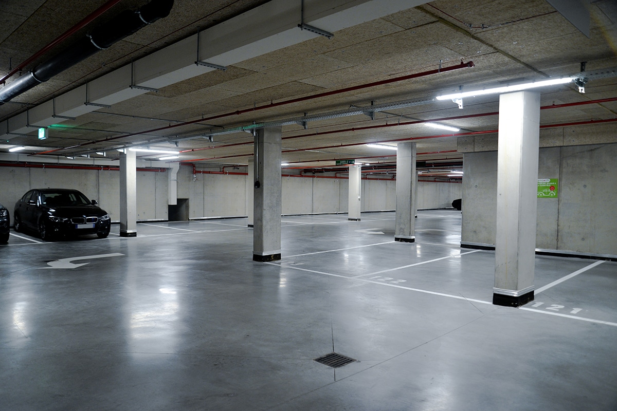 Lege parkeergarage met enkele auto's.