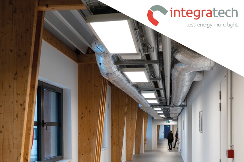 Moderne gang met verlichting en hout.