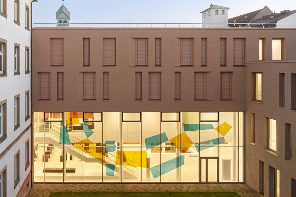 Architectonische verfijning met buitenjaloezieën 1