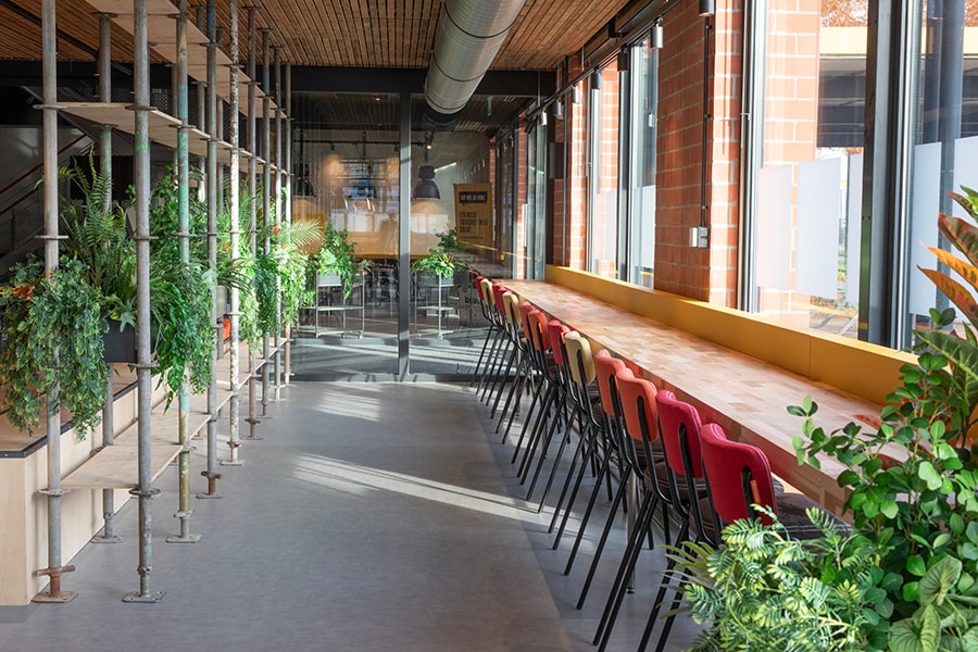 Contrastrijke vloerbedekking brengt nieuw werkplein tot leven 1