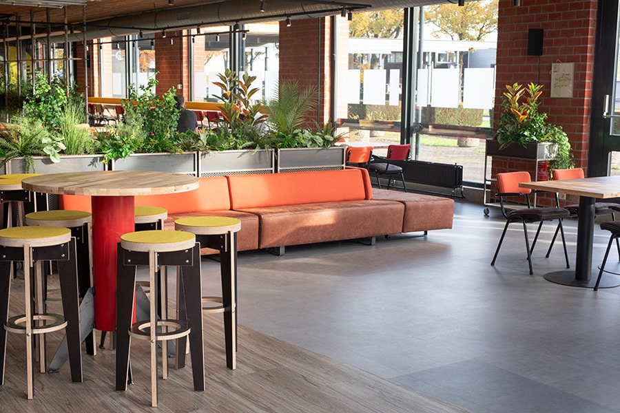 Contrastrijke vloerbedekking brengt nieuw werkplein tot leven 2