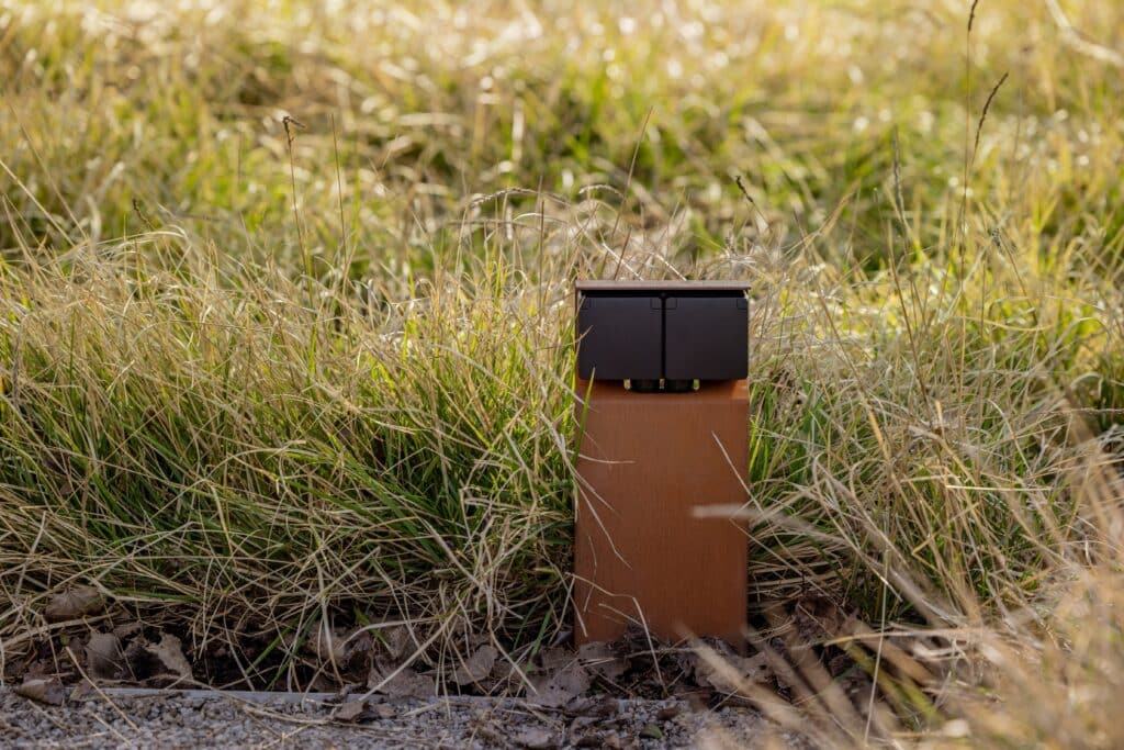 Stroom in de tuin zonder in te leveren op design: Niko introduceert Niko Hydro tuinpaal essential in cortenstaal 3