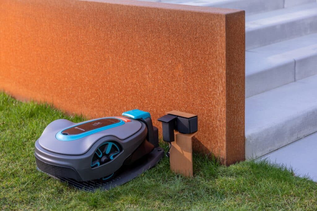 Stroom in de tuin zonder in te leveren op design: Niko introduceert Niko Hydro tuinpaal essential in cortenstaal 4