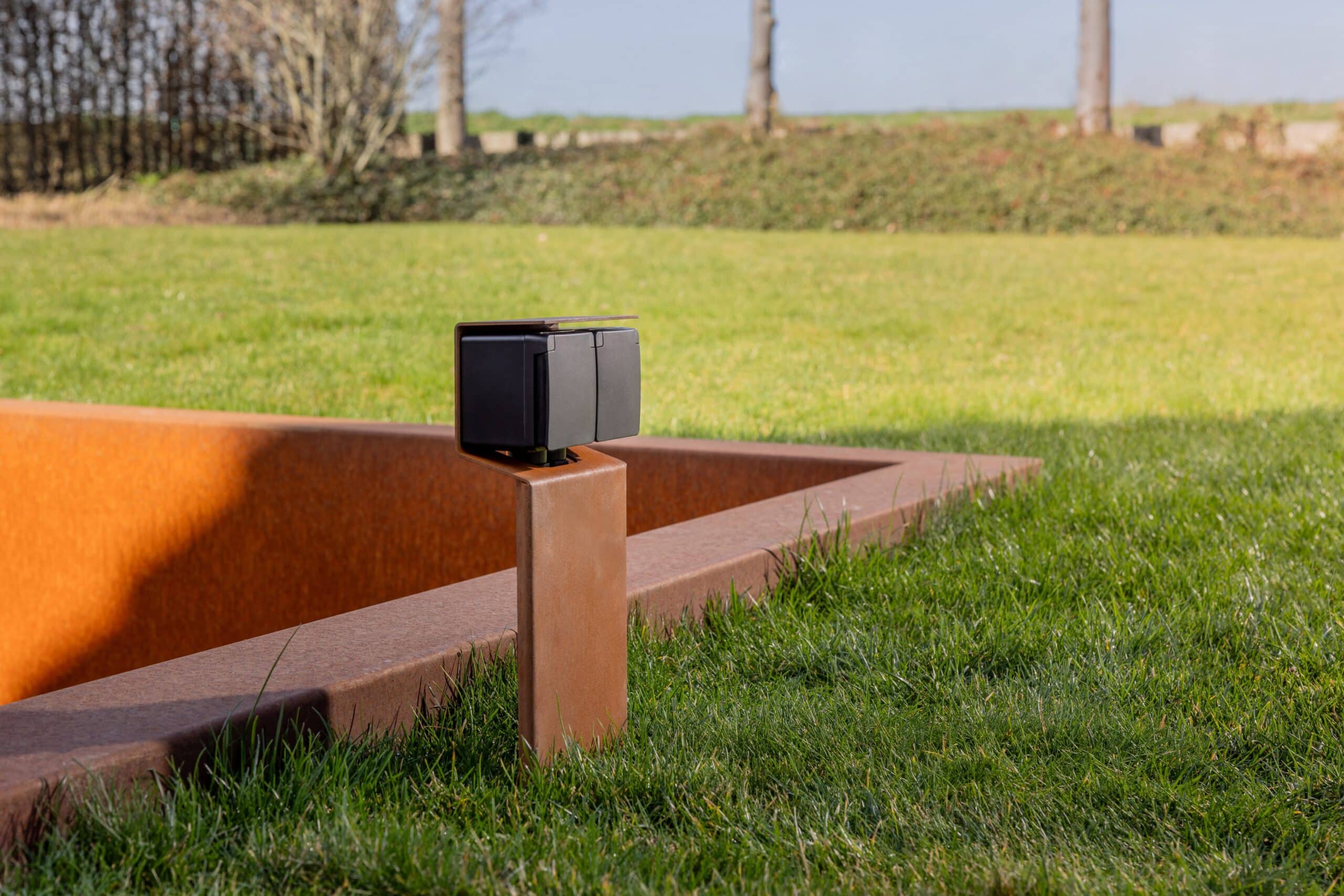 Stroom in de tuin zonder in te leveren op design: Niko introduceert Niko Hydro tuinpaal essential in cortenstaal 4