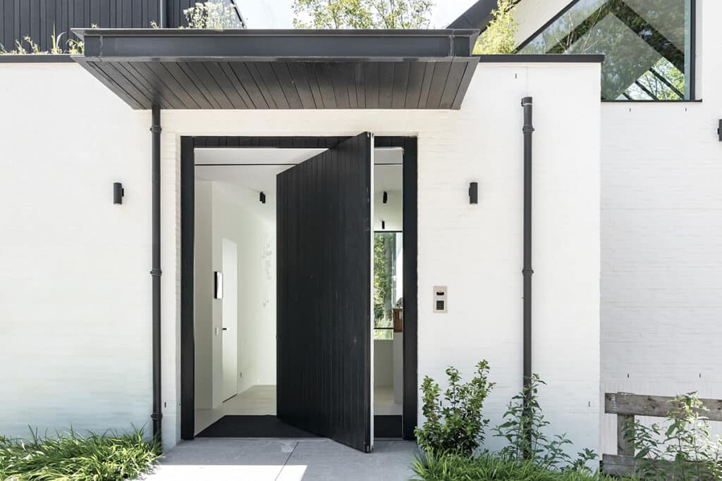 Different Doors: de taatsvoordeur als visitekaartje van de exclusieve villa 2