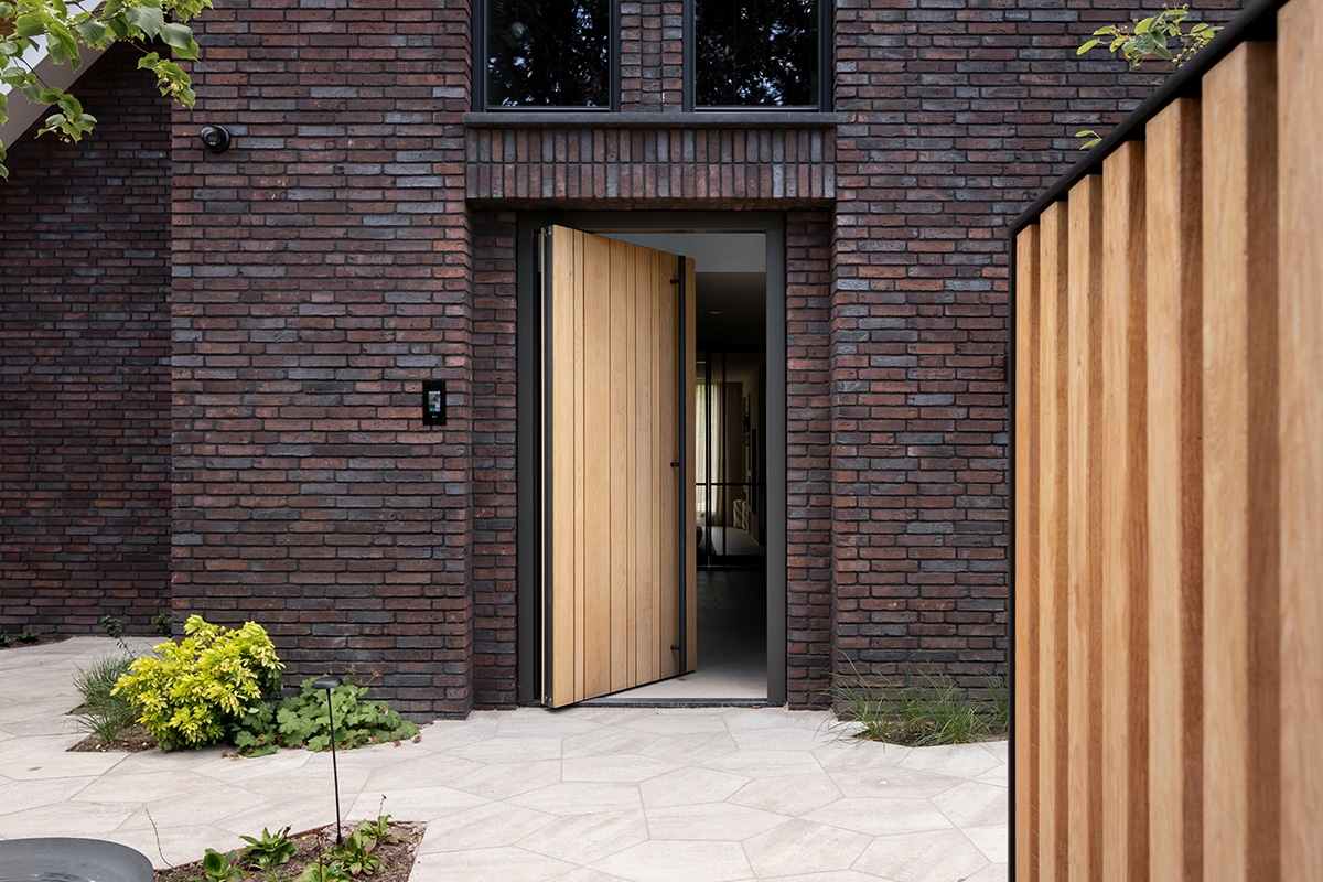 Different Doors: de taatsvoordeur als visitekaartje van de exclusieve villa 1
