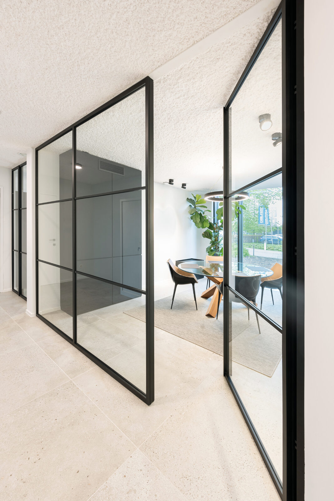 Lichtrijk kantoor voor MFI Coatings met strakke glaswanden 1