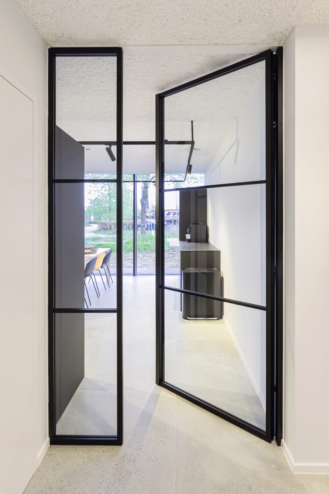 Lichtrijk kantoor voor MFI Coatings met strakke glaswanden 2