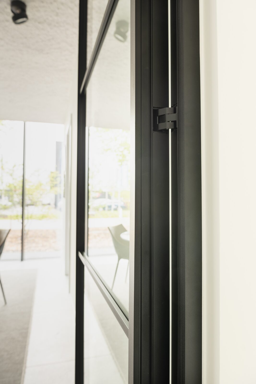 Lichtrijk kantoor voor MFI Coatings met strakke glaswanden 3