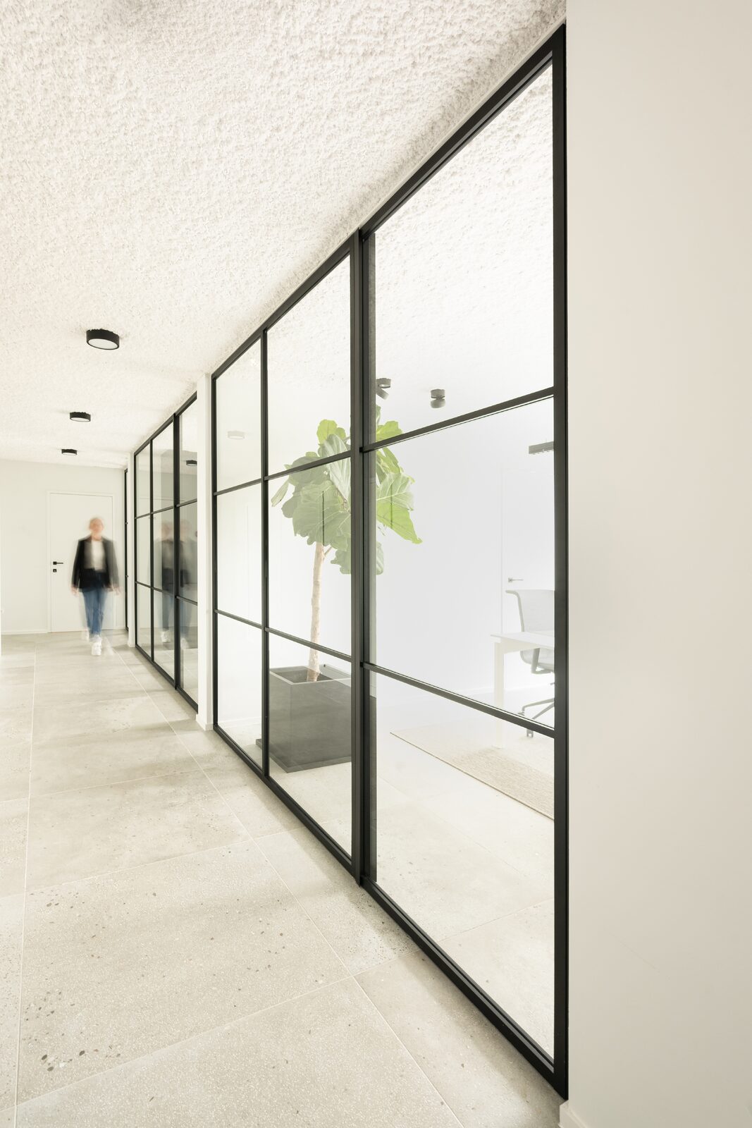 Lichtrijk kantoor voor MFI Coatings met strakke glaswanden 4