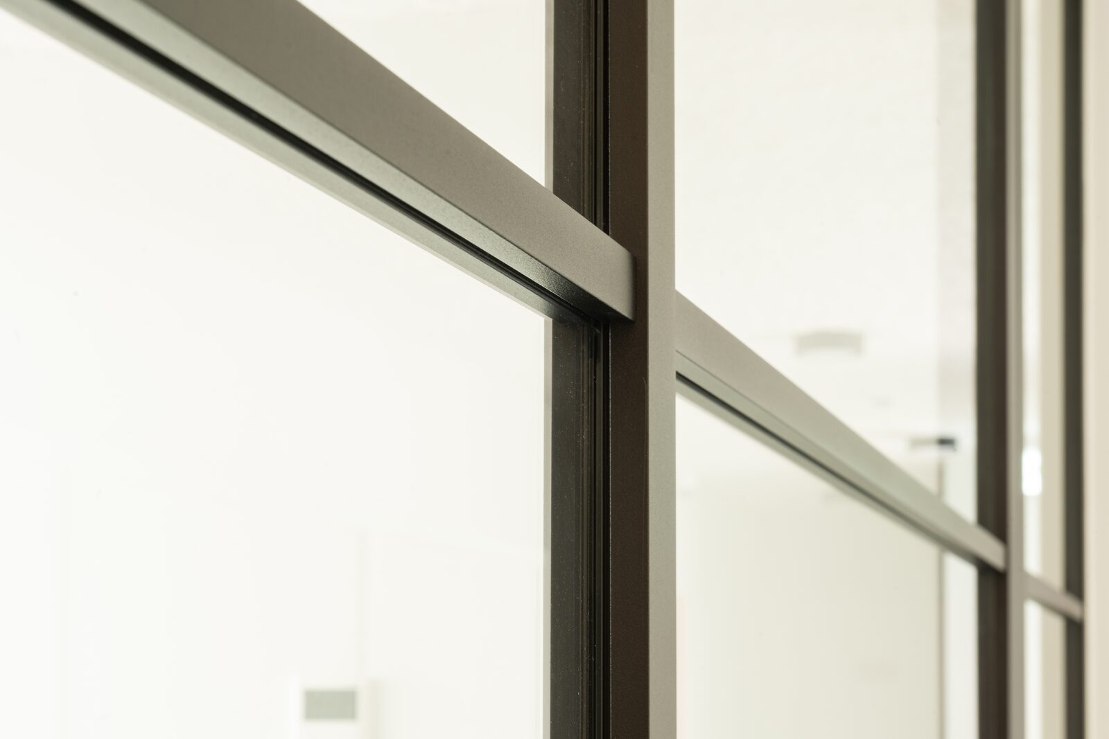 Lichtrijk kantoor voor MFI Coatings met strakke glaswanden