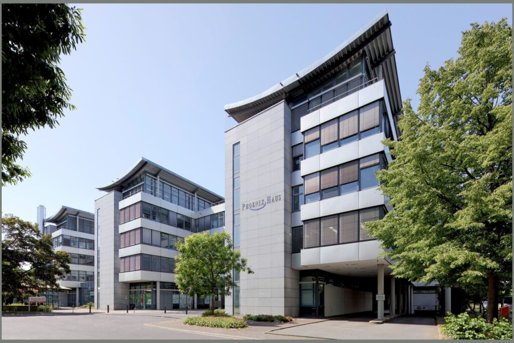Het Phoenix-Haus in Frankfurt krijgt nieuwe, draadloos bediende Warema buitenjaloezieën 1